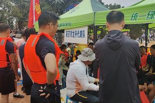 队记：追梦近期一直受到右膝挫伤的困扰 明日对阵76人出战成疑